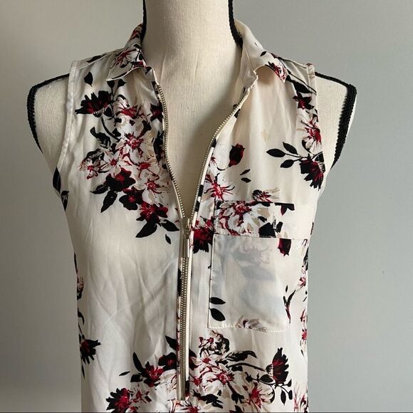 Dynamite Floral Sleeveless Blouse Top - Picture 2 of 4